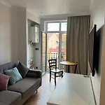Malenkaja Italy S Terrasoi Na Krushe Lägenhet