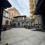 Malenkaja Italy S Terrasoi Na Krushe Lägenhet